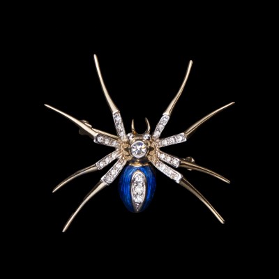 Broszka w kształcie pająka zdobiona emalią i cyrkoniami. Metal złocony.